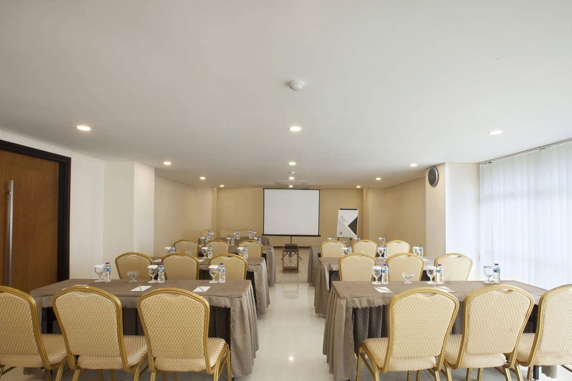 Verse Hotel Cirebon Eksteriør bilde