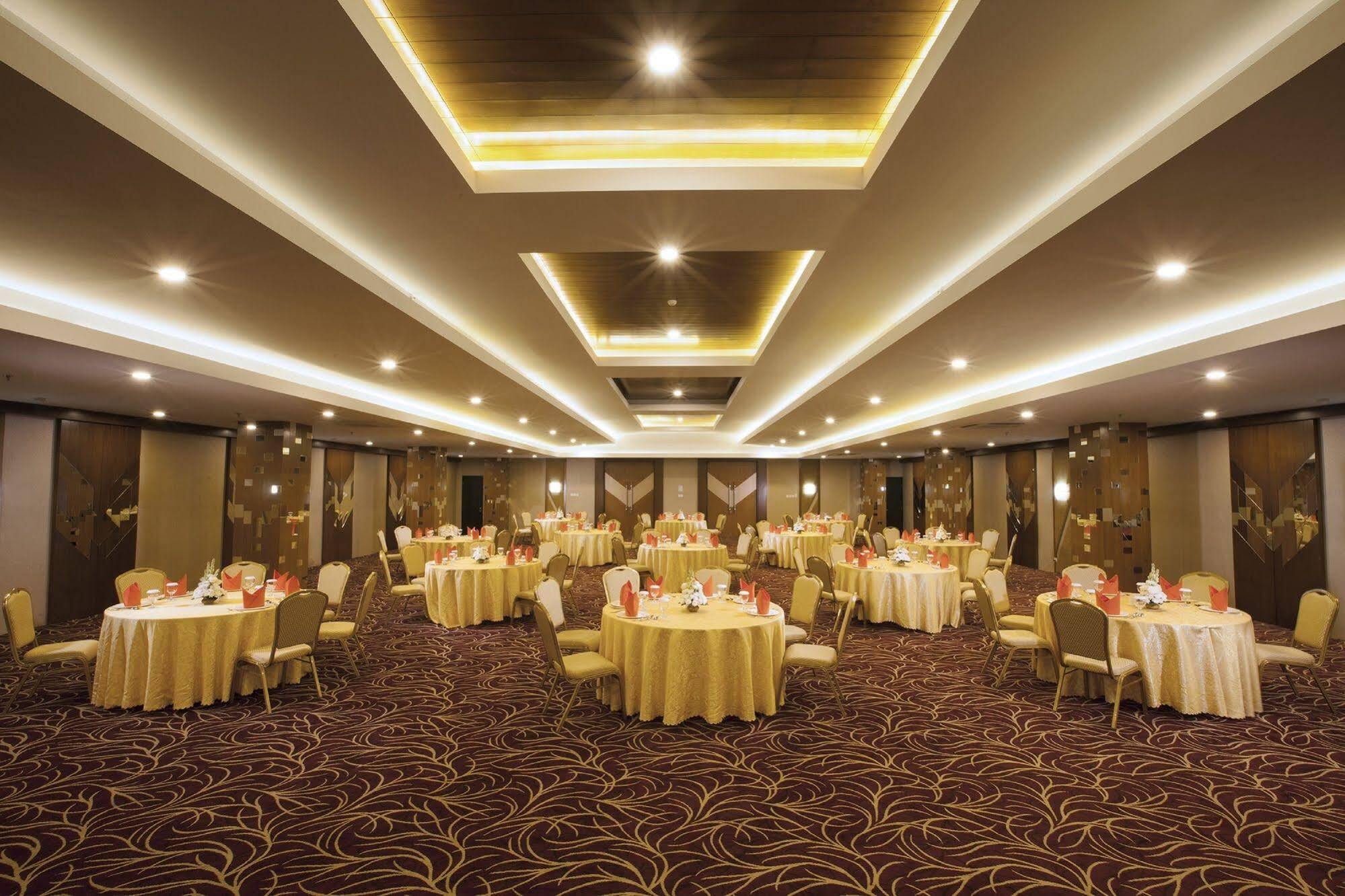 Verse Hotel Cirebon Eksteriør bilde